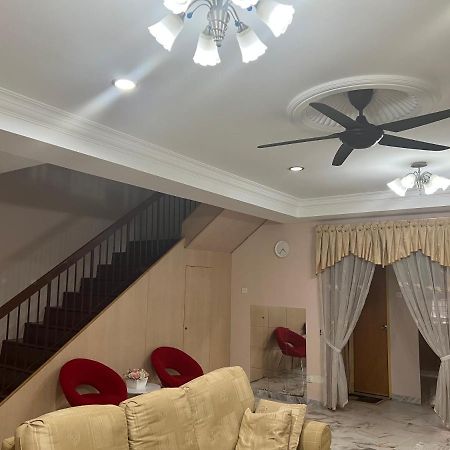 D'Lestari Homestay Seri Kembangan Exterior photo