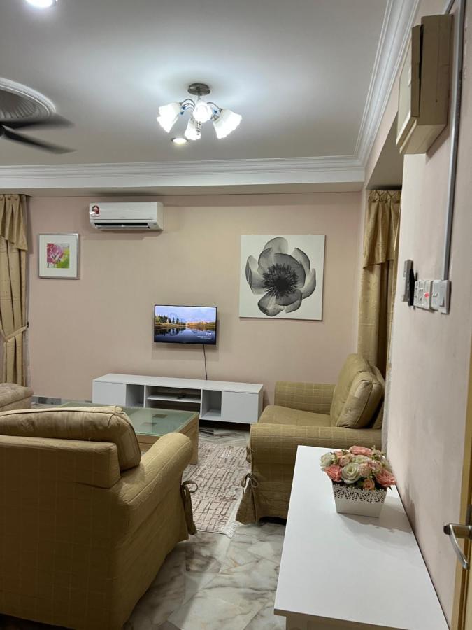 D'Lestari Homestay Seri Kembangan Exterior photo
