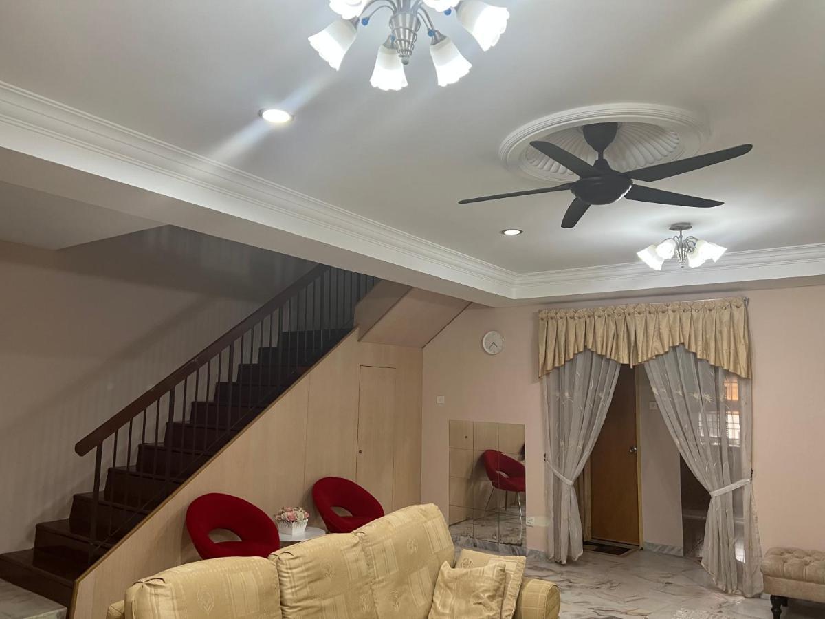 D'Lestari Homestay Seri Kembangan Exterior photo