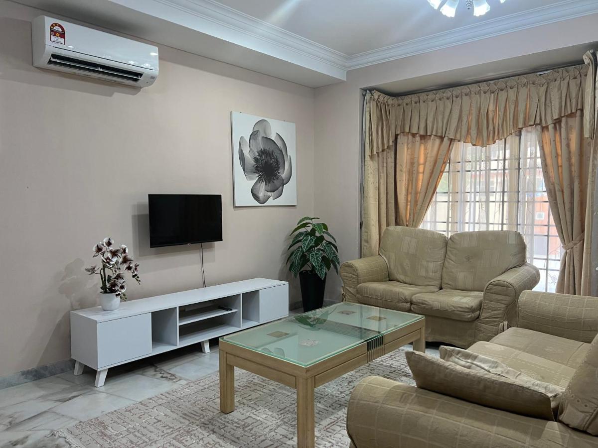 D'Lestari Homestay Seri Kembangan Exterior photo