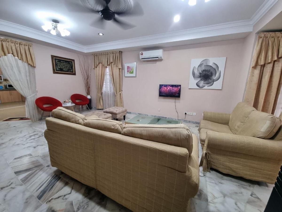 D'Lestari Homestay Seri Kembangan Exterior photo