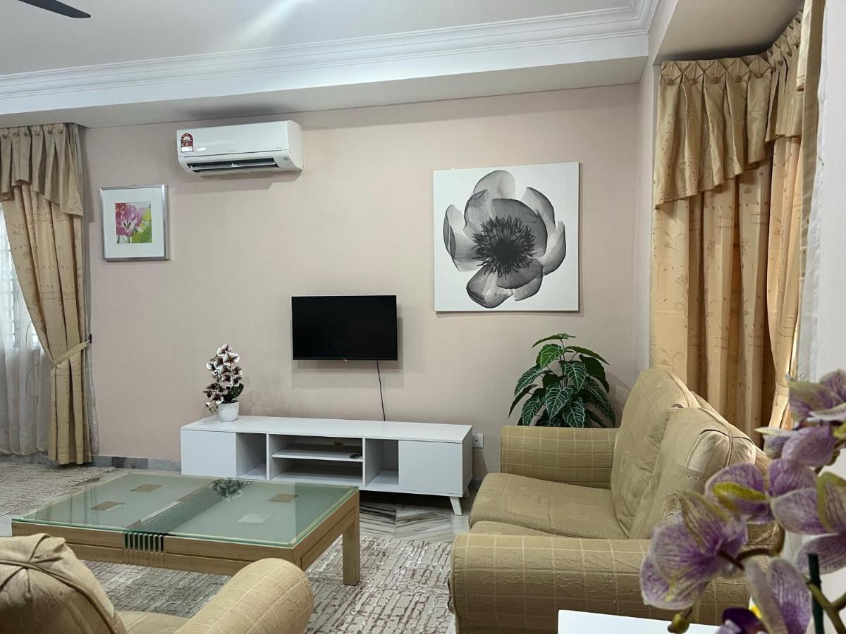 D'Lestari Homestay Seri Kembangan Exterior photo