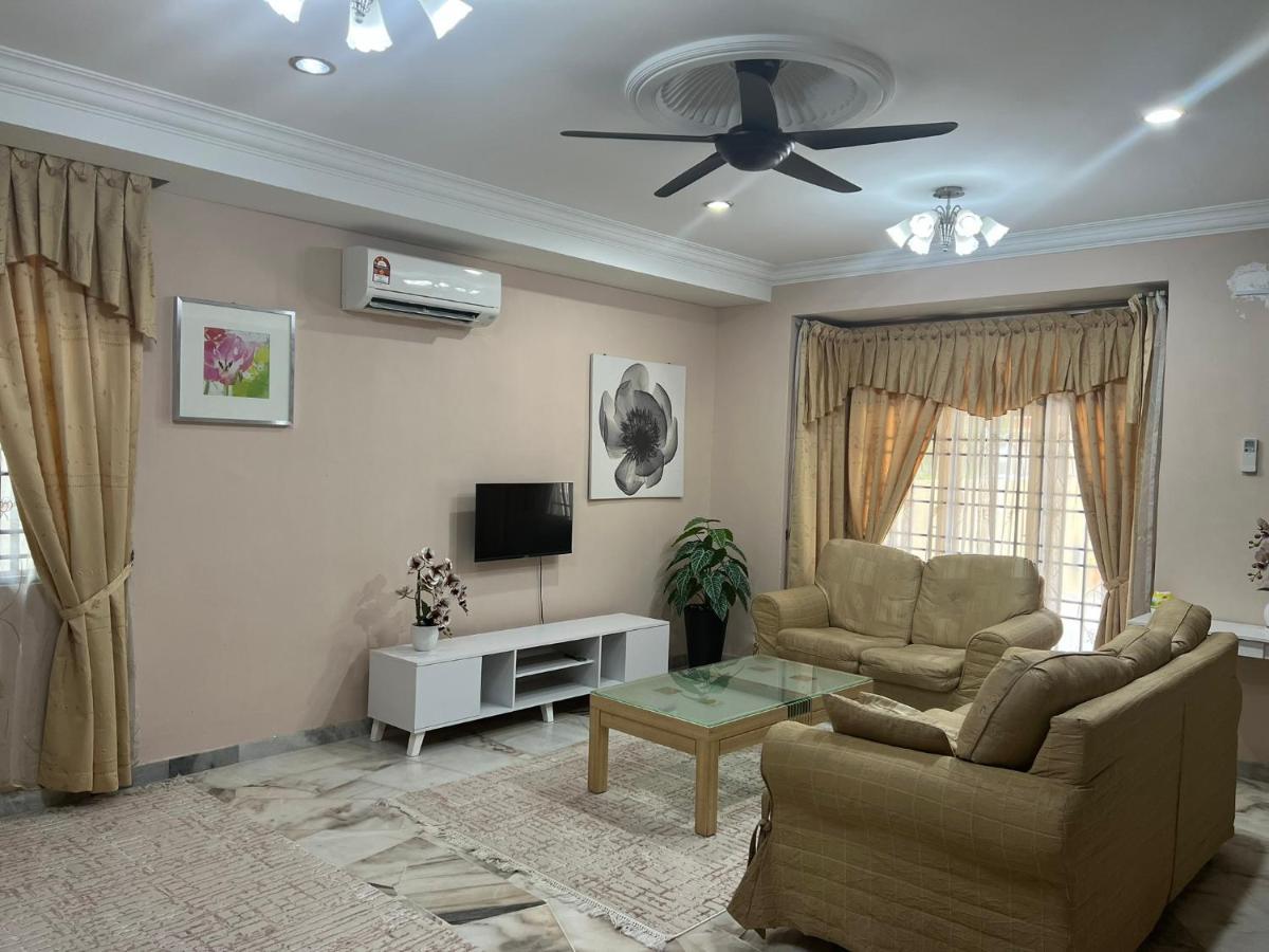 D'Lestari Homestay Seri Kembangan Exterior photo