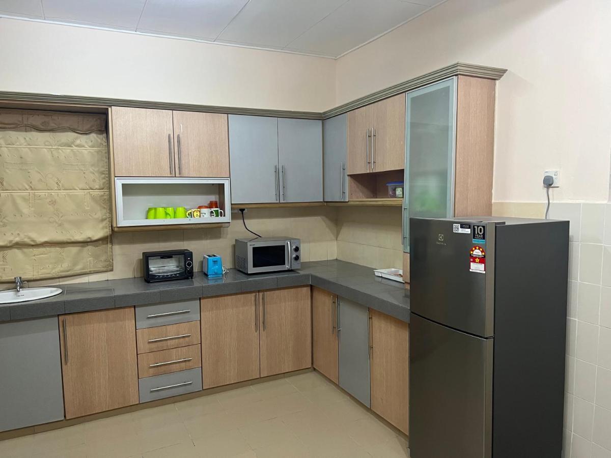 D'Lestari Homestay Seri Kembangan Exterior photo