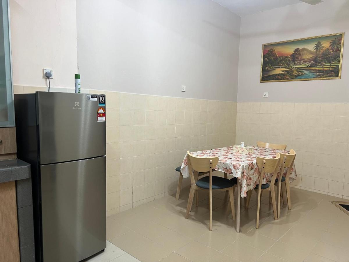 D'Lestari Homestay Seri Kembangan Exterior photo