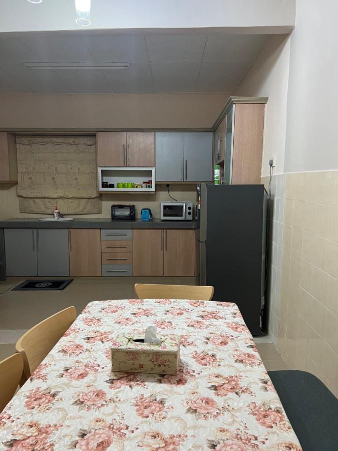D'Lestari Homestay Seri Kembangan Exterior photo