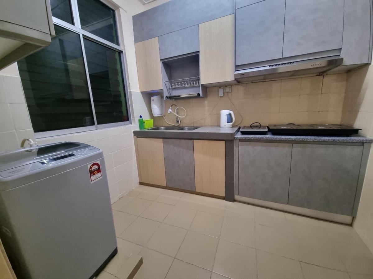 D'Lestari Homestay Seri Kembangan Exterior photo