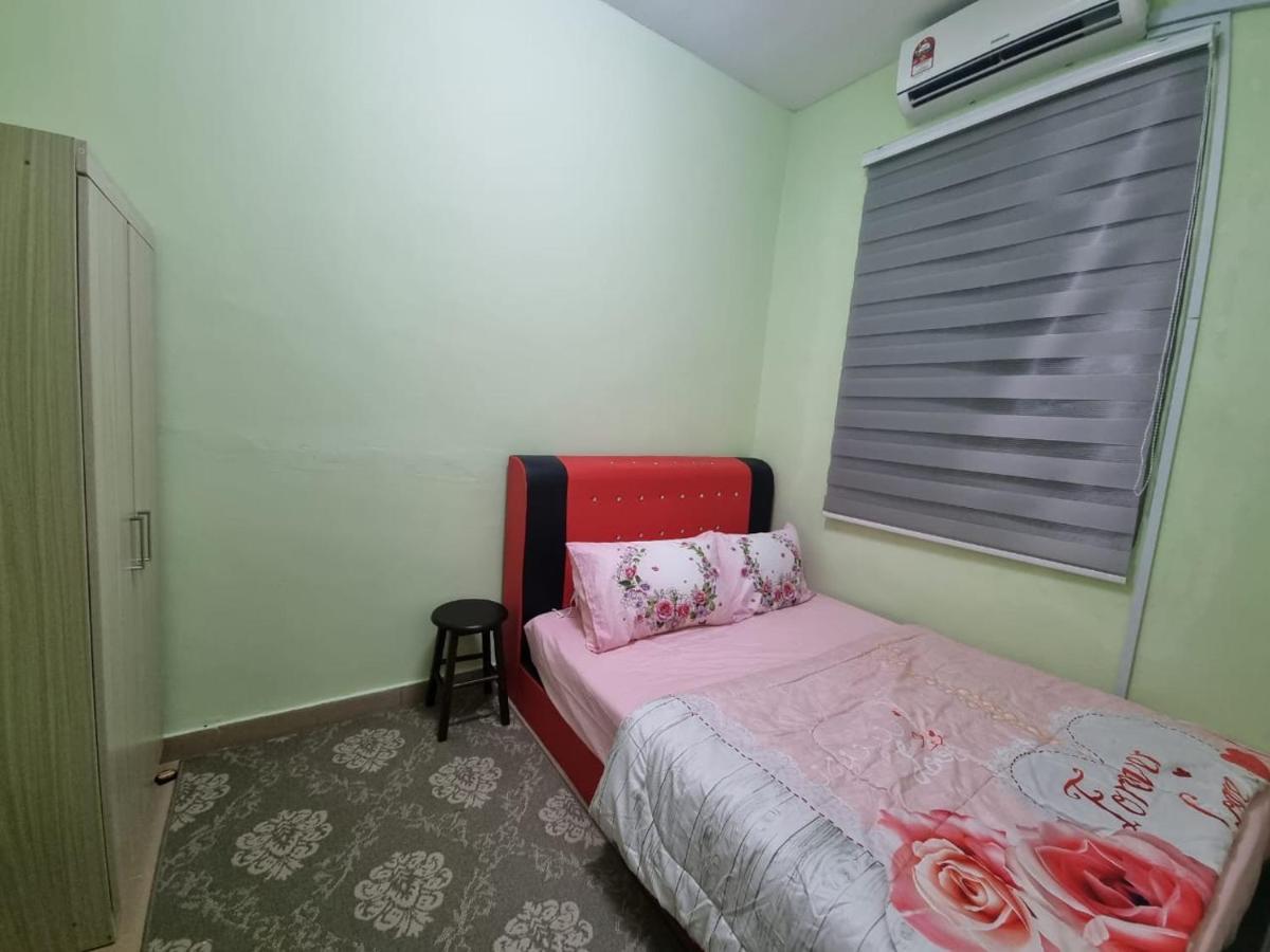 D'Lestari Homestay Seri Kembangan Exterior photo
