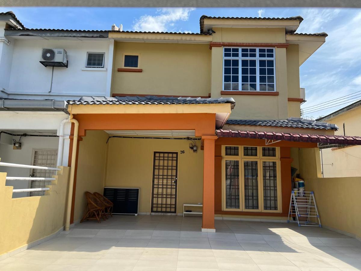 D'Lestari Homestay Seri Kembangan Exterior photo