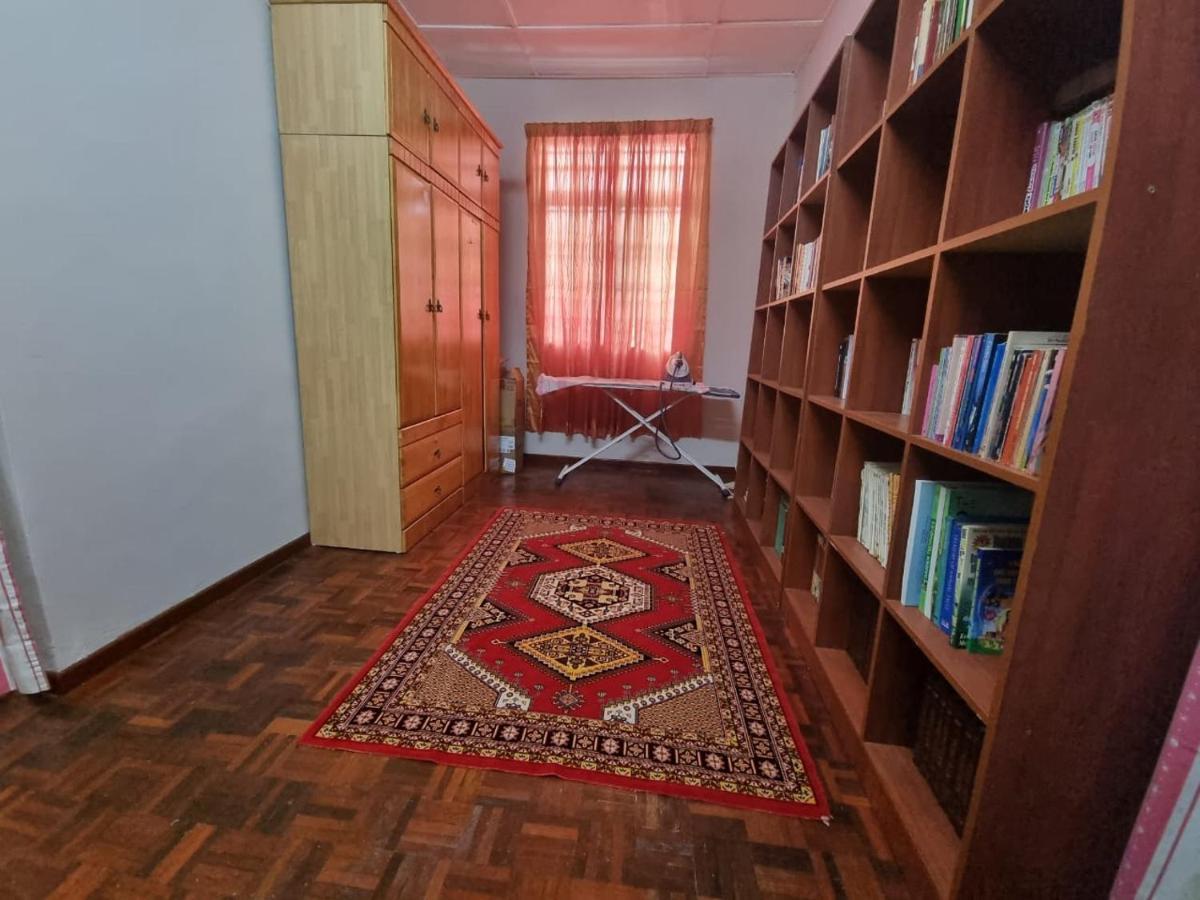 D'Lestari Homestay Seri Kembangan Exterior photo