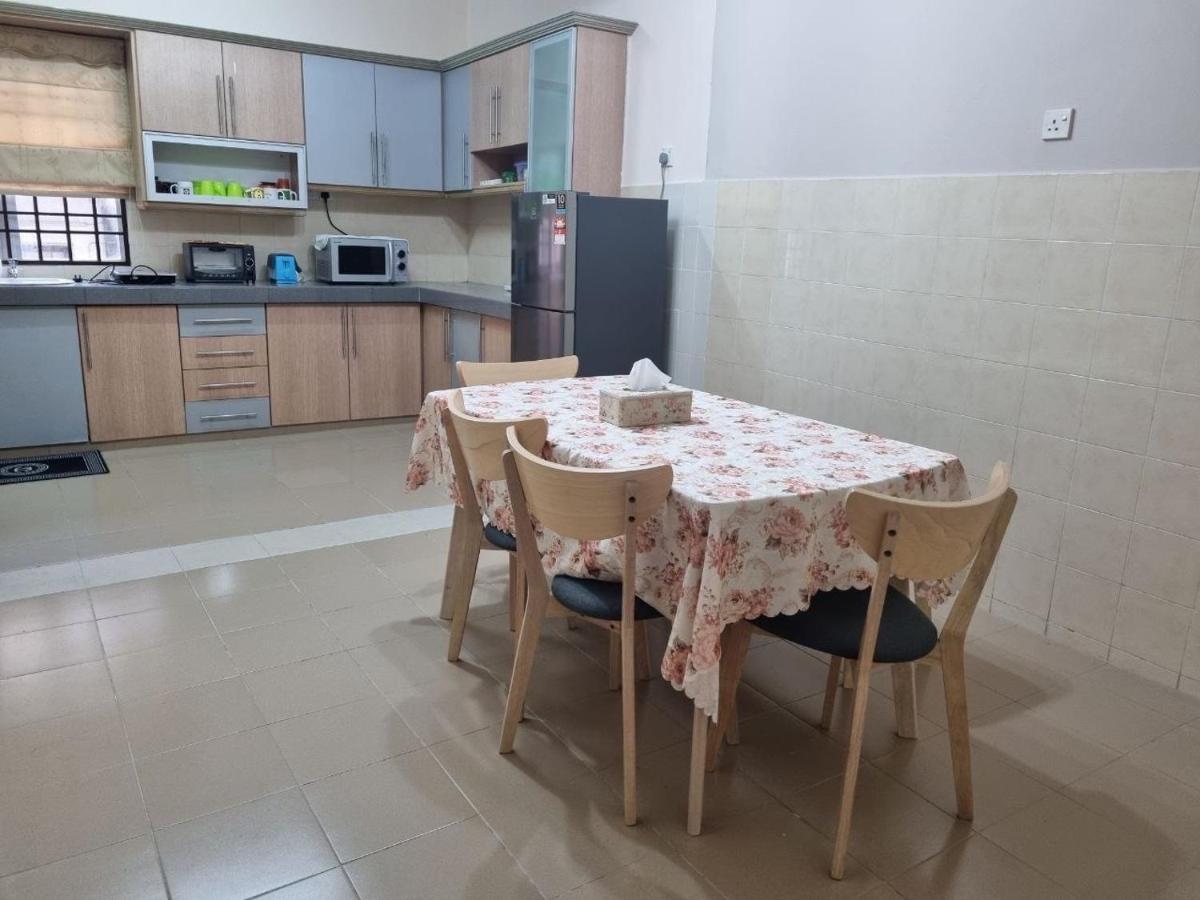 D'Lestari Homestay Seri Kembangan Exterior photo